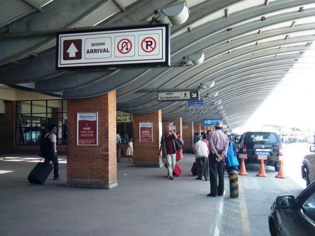 トリブバン国際空港<br /><br />ついにネパールともお別れです。<br /><br />空港内に入るには、パスポートとチケットを提示しなければ入れません。中にはいるとすぐに荷物のＸ線検査があります。機器が少ないので、時間が掛かります、空港へは時間に余裕を持って行かれることをお勧めします。<br /><br />そしてチェックイン、手荷物がある場合は、必ずタグ、荷札のような物を貰ってその手荷物につけてください。それが無ければ出国審査へは行くことが出来ません。出国審査は２Ｆ、そこへのエスカレータでそのタグのチェックがあります。<br /><br /><br />