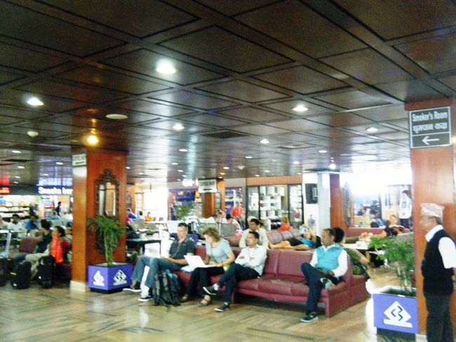 出国審査を終え、出発を待つ待合室。<br /><br />これで本当に国際空港？　と思われるような狭さとボロさ。免税店も数軒です。