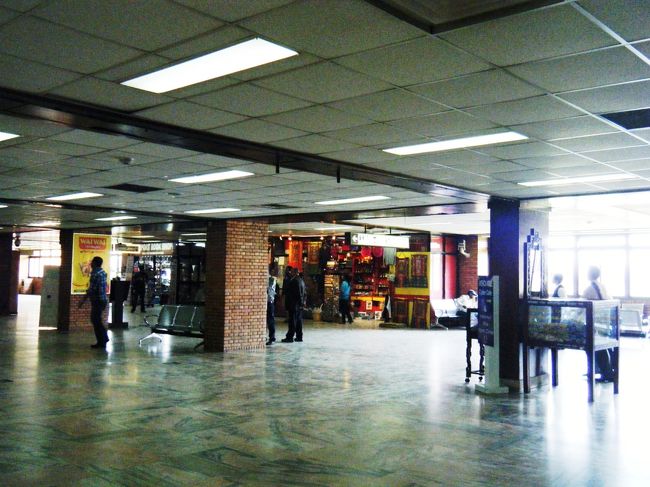 　待合室から出発ゲートへ向かう場所に手荷物の検査があります。この際に検査済みの印が先ほどの手荷物に付けられたタグに押されます。タグは必要ないからと思って捨てないようにしましょう。<br /><br />出発ゲート付近も案内板などもなく、どこが自分の乗る飛行機のゲートか分かりづらいです。早めに確認しておきましょう。<br />