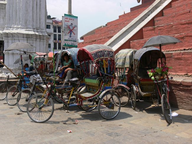 人々の足、「リキシャ」　人力車ですね。<br /><br />狭い道を、クルマ、バイク、リキシャ、人が行き交ってます。