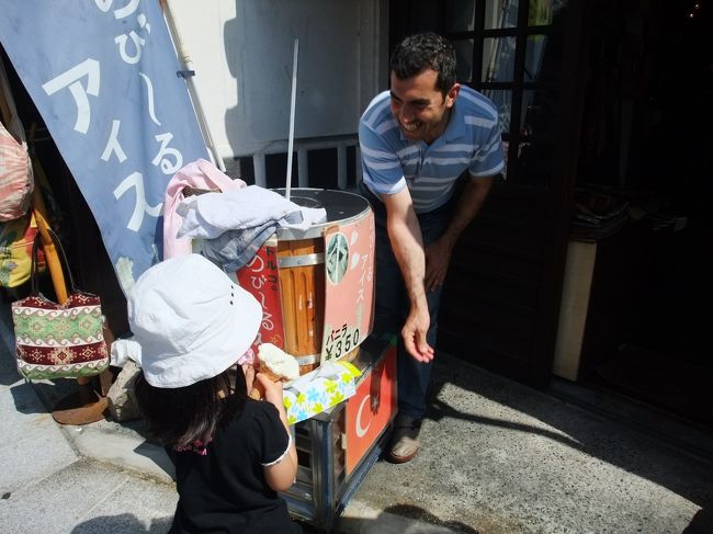 何故かトルコ人が<br /><br />トルコののび〜るアイスを販売。<br /><br />衛生状態、大丈夫？？<br />