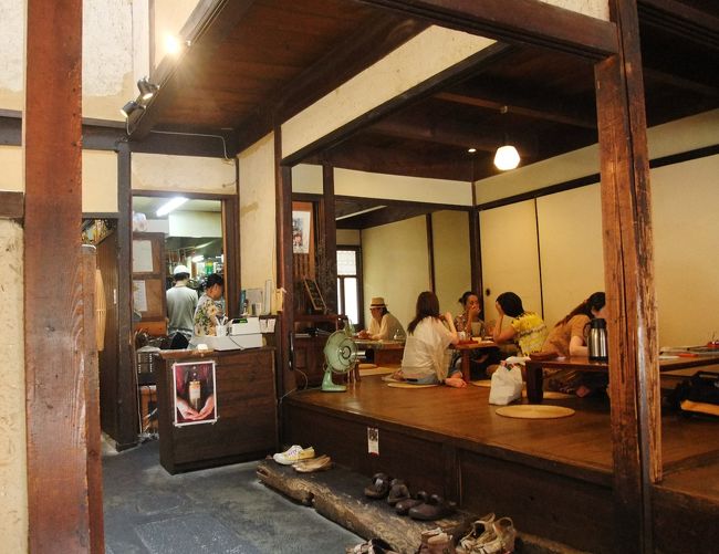 甘いものを求めて休憩タイム<br /><br />飛び込んだお店にしては美味しい♪<br /><br />後で調べたら結構有名どころだったよう〜<br /><br />江戸時代の建物を改装して、店の名も<br /><br />昔の荒物屋さんの店名のまま使っているそう〜<br />