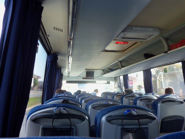   アンタルヤ１０：００発エィルディル行きのバスに乗るため、昨日の残り物の冷えたダブルバーガーを食べて７：５０ホテルをチェックアウト。<br /><br />　９３番と９５番のバスがオトガル行きと聞いていたのですが見当たりません。<br /><br />　仕方なく２５ＴＲを２０ＴＲに値切ってタクシーでオトガルへ。<br /><br />　トルコは数多くのバス会社がありオトガルには各社の事務所が自社の売り込みは激しいですが、相談すると自社で取り扱っていないと取り扱っている会社を紹介してくれます。<br /><br />　今回も入口に一番近いバス会社の事務所に相談すると急げと云われ荷物を持ってくれ他社の今まさに出発するバスを止めて乗せてくれ、トルコ人の親切に又触れることができました。<br /><br /><br />