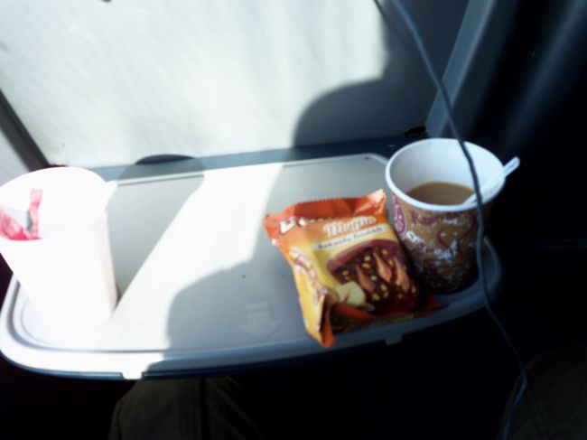 　バスの中ではいつものサービスが、飲み物は紅茶かコーヒーを選ぶことができ、今回もコーヒーを注文。他にパンケーキとミネラルウオーターがいただけました。<br /><br /><br />