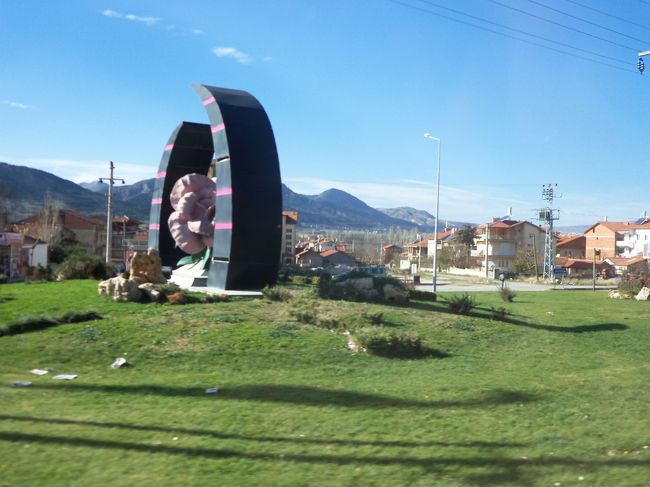   ２時間半後バラの産地「ウスバルタ」を通過。<br /><br /><br />　