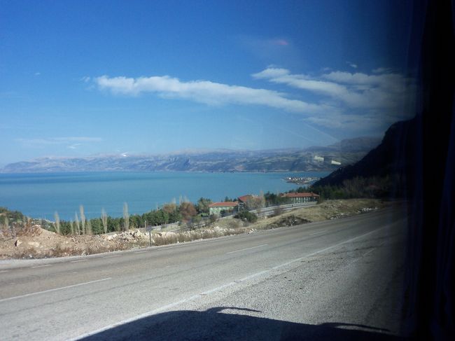 「エイルディル湖」が見えてきました。　<br /><br /><br />