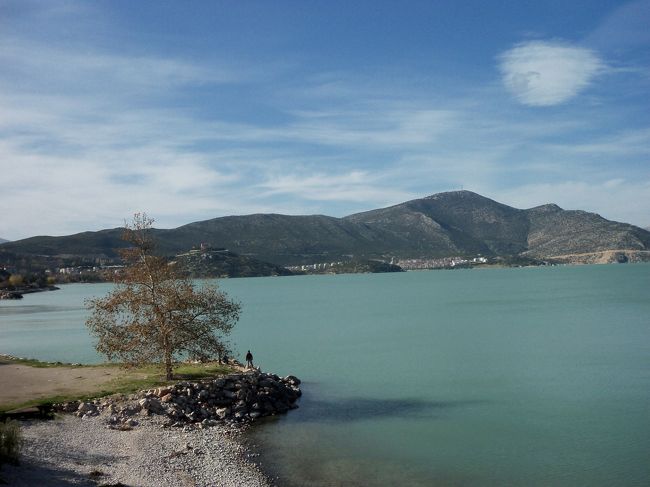   レストランに入ると直ぐにティーが出てきました。<br /><br />　続いて湖が一望できるデッキへ案内してくれました。<br /><br /><br />