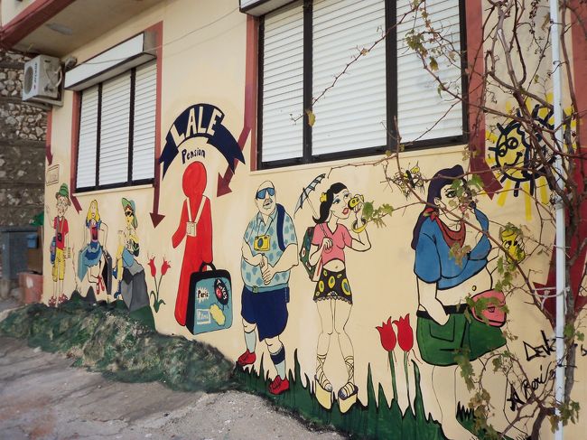 　この建物が宿泊「ラーレホテル＆ペンション」、派手な絵が書いてある建物です。<br /><br />