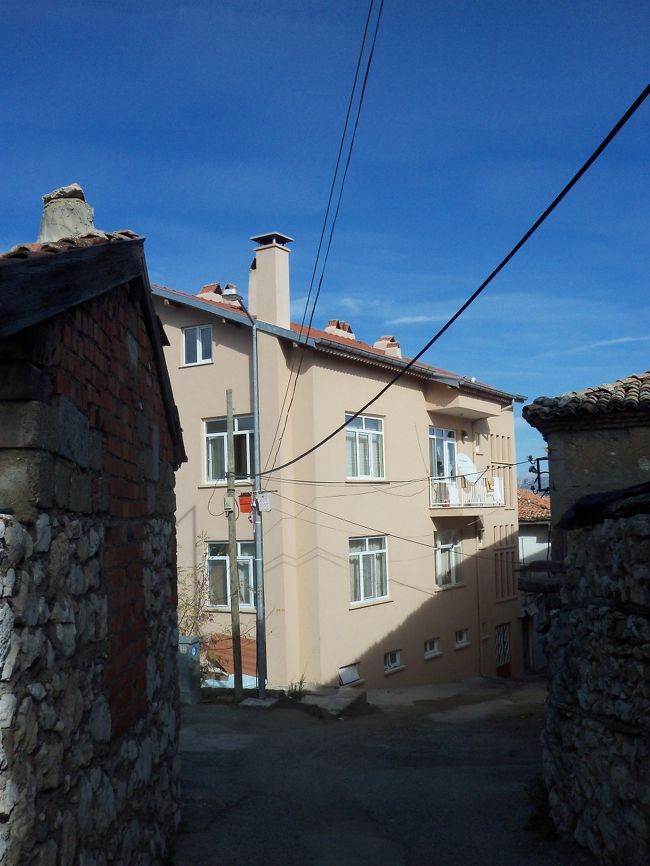 <br /><br />　今夜の宿泊はこの建物。<br /><br />　一泊４５ＴＲ（２７００円）、観光地なので高め。　<br /><br /><br />