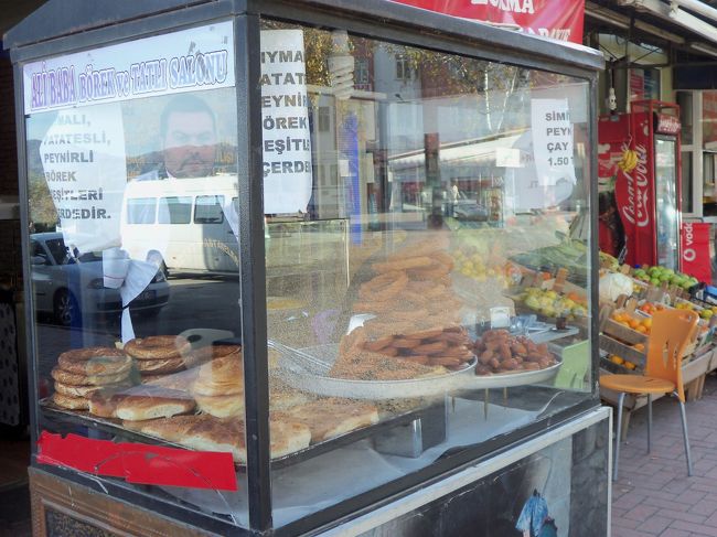 　ホテルも決まり早速街中へ。<br /><br />　パン屋がありました。<br /><br /><br />