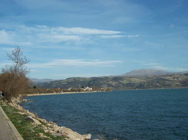 　湖の中にあるイェシル島へ。<br /><br />