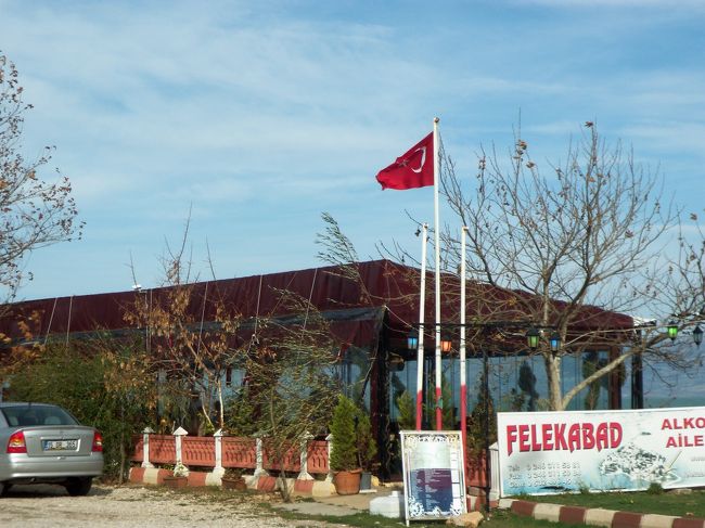 　長い間ギリシャ人が住んでいましたがトルコ共和国創立後ギリシャ人は激減し、道路開通後ホテル・ペンション・レストランが立ち並ぶ賑やかな島となっています。<br /><br /><br />　島の周りを一周。<br /><br /><br />