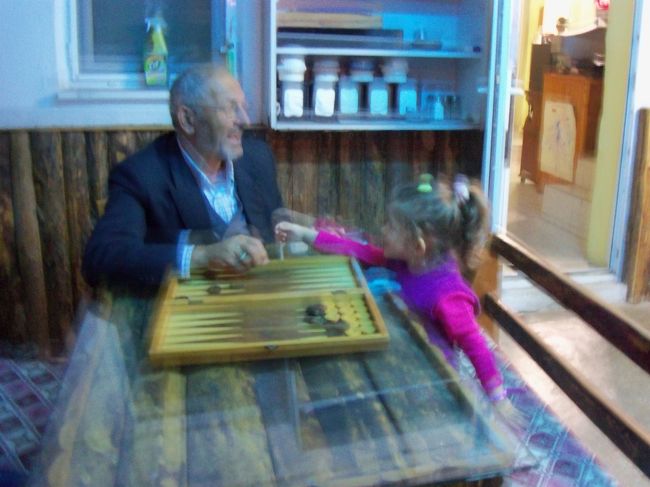 　隣ではおじいさんと孫が碁石の様なゲームをやっていました。<br /><br />　孫はルール無視、それでもおじいさんは楽しそう。食事終了後誘われましたが見学のみ。