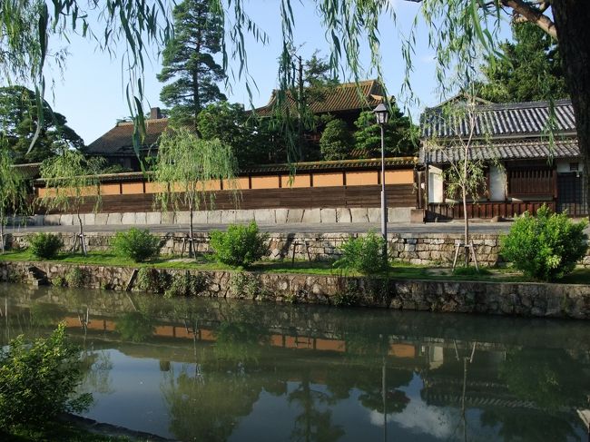 この地区には珍しい雄黄色の建物は<br /><br />大原家の別邸で有鱗荘。<br /><br />通称、緑御殿というそう・・屋根瓦が<br /><br />光のあたり方で黄緑色に変化するためとか・・<br />