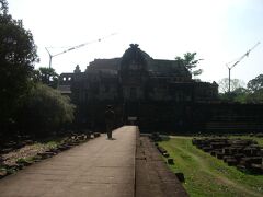 目の前に現れたのはバプーオン寺院。

ご覧の通り改修中で、見学することはできませんでした。