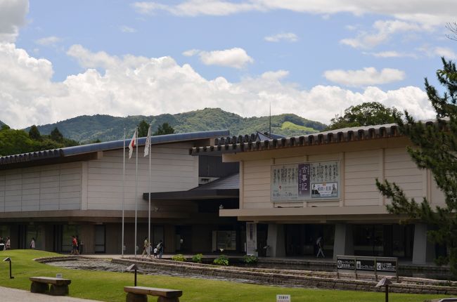 【奈良国立博物館】<br />先ほどの天平庵東大寺店の向かいに位置する奈良国立博物館<br />その西新館では、特別陳列「古事記の歩んできた道−古事記撰録1300年−」が本日（７月１６日）まで開催中<br />