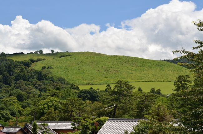 外を見ると若草山が・・・<br />素晴らしい夜景を観るために、二日前に登った小高い山がそこにありました。