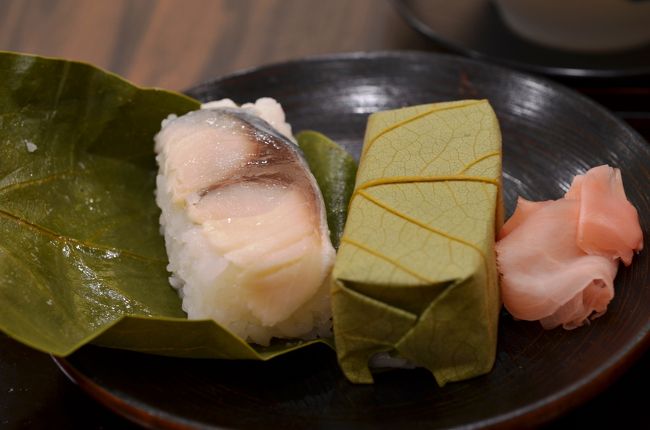 柿の葉に包まれた鯖寿司<br /><br />色艶もよく、大変美味しゅうございました！