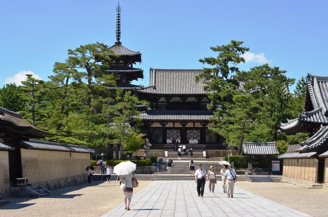 【法隆寺】<br />聖徳宗の総本山である法隆寺には、金堂や五重塔をはじめ現存する木造建築では世界最古といわれる建造物がいらかを並べています。<br />イカルという鳥の名に由来を持つ斑鳩（いかるが）の地に法隆寺が建立されたのは607年（推古十五年）のことで、推古天皇と聖徳太子が用明天皇の病を治すために、薬師像を祀る斑鳩寺（現法隆寺）の建築を進めたことが始まりとされています。しかし用明天皇のために創建された最初の法隆寺は、創建から64年後の670年（天智天皇9年）に火災で焼失したと日本書紀に記されていおり、現在の法隆寺は672年から689年にかけて再建を始めたものとされています。