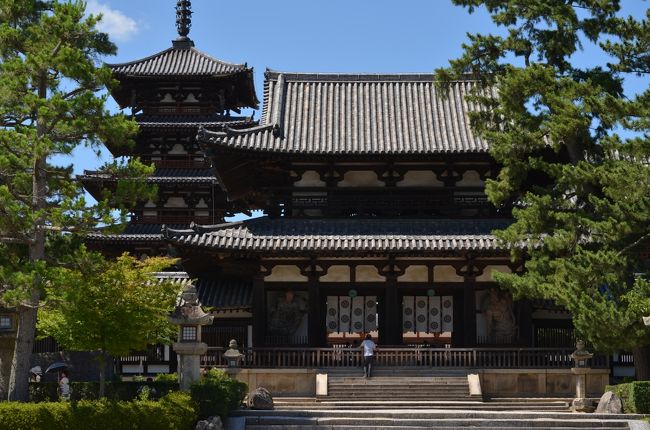 【中門】<br />西院伽藍の本来の入口となる中門の深く覆いかぶさった軒、その下の組物や勾欄、それを支えるエンタシスの柱、いずれも飛鳥建築の粋を集めたものです。重厚な扉と左右に立つ金剛力士像（奈良時代）は、日本に残っている最古のものです。