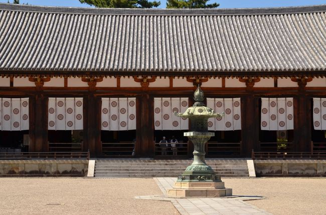 【大講堂】<br />仏教の学問を研鑽したり、法要を行う施設として建立されましたが、鐘楼とともに延長３年（９２５）に落雷によって焼失しました。幸い正暦元年（９９０）には再建され、ご本尊の薬師三尊像及び四天王像もその時に作られています。