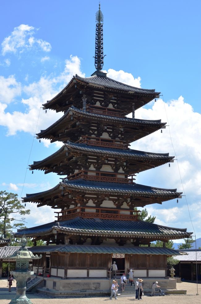 【五重塔】<br />塔はストゥーパともいわれ、釈尊の遺骨を奉安するためのものであり、仏教寺院において最も重要な建物とされています。高さは約３１．５メートル（基壇上より）で、わが国最古の五重塔として知られています。