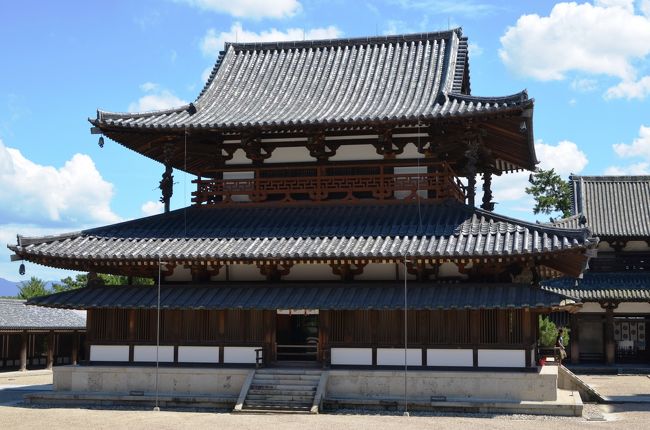 【金堂】<br />法隆寺のご本尊を安置する聖なる殿堂が金堂です。威風堂々としたこの建物の中には、聖徳太子のために造られた金銅釈迦三尊像（飛鳥時代）、その左右には太子の父である用明天皇のために造られた金銅薬師如来座像（飛鳥時代）、母である穴穂部間人皇后のために造られた金銅阿弥陀如来座像（鎌倉時代）、それを守護するように樟で造られたわが国最古の四天王像（白鳳時代）が、邪鬼の背に静かに立っています。そのほか木造吉祥天立像・毘沙門天立像（平安時代）の諸像が安置されています。