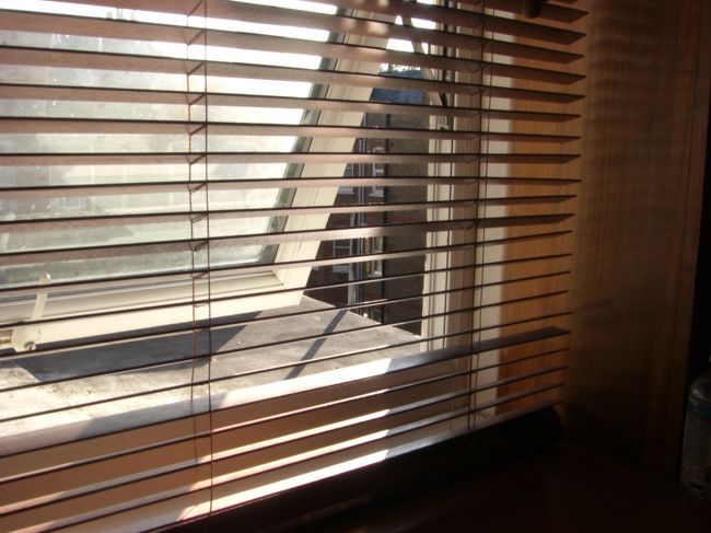 窓もこれしか空かない・・・・。でも寝るだけなので十分です。朝ごはんもイギリススタイルで結構な量でした★フランスのフランスパンにコーヒーだけよりずっと良いです。<br /><br />唯一気に入らなかったことといえば、ホテルの人が私と父を夫婦だと思っていたことです・・。