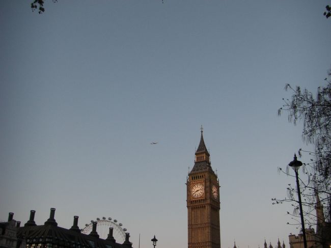 疲れているけど次の日はストックホルムに向かわないといけないので、ロンドンの象徴ビックベンへ。飛行機からビックベンをあまり見れる機会ってなかったのですが、この年の夏にスイスからロンドンへの飛行機の中から見れました。日本からの飛行機からだとビックベンの上を通らないのかな。　ヨーロッパは飛行機雲も多くみられるけど、何かが違うんでしょうね。空も日本より青い気がする。