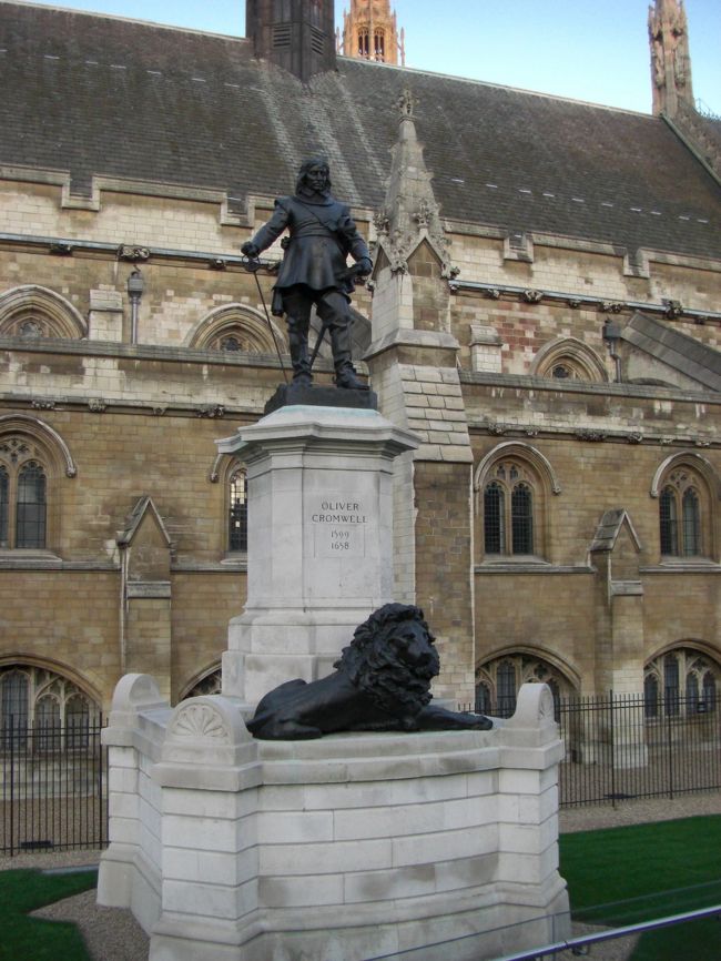 周辺をブラブラ散歩しました。今回は頑張ってロンドン観光する必要がないので時間をかけて歩きました。大学生の頃に初めてロンドンを訪れたときは「ビックベンみたいな立派な建物で働きたい」と思ったな。そういえば。<br /><br />今は仕事に疲れて、そんな立派な所で働かなくても好きな事をして生きていく方が幸せかな・・と思っていますが（笑）