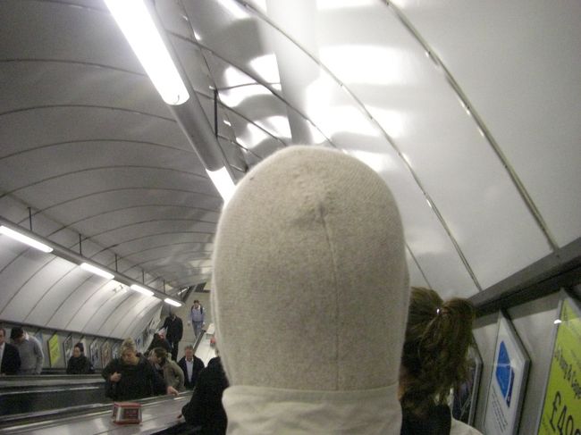 ねずみ男？？　いや、地下鉄のエスカレーターに乗る我父の後ろ姿です。<br />後で写真を見ながら「お父さん、ねずみ男みたいだね」と言ったら「父親にむかって何てことを言うんだ」と怒られてしまいました。<br /><br />昔から攻撃力は強いけど守備力が弱く、私の一言一言に傷ついてしまう繊細な父親です。<br /><br />次の日ヒースローからストックホルムへと飛びました。<br />