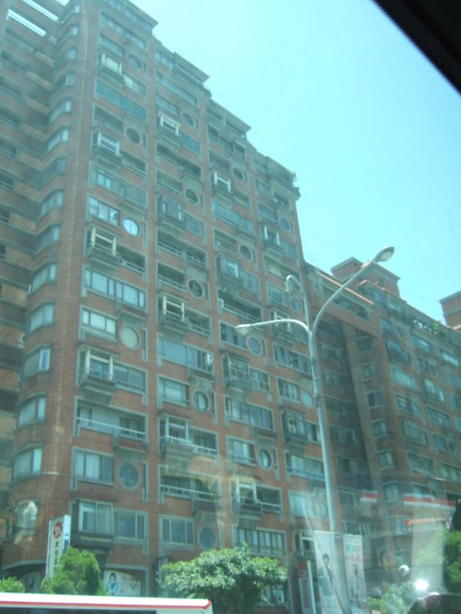 建物に圧倒される<br />どの建物もベランダがついてないけど<br />洗濯物ってどこで干すの？？