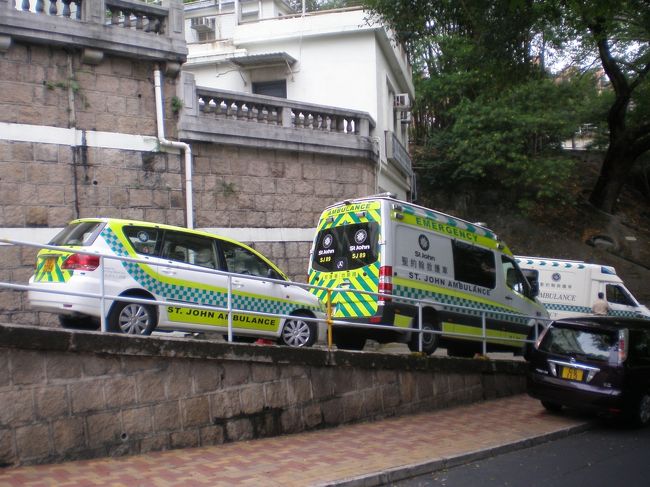 坂道に救急車が３台止まっていました。民間で救急車を所有しているって、すごいです。