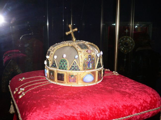聖イシュトヴァーン内に展示されている王冠？