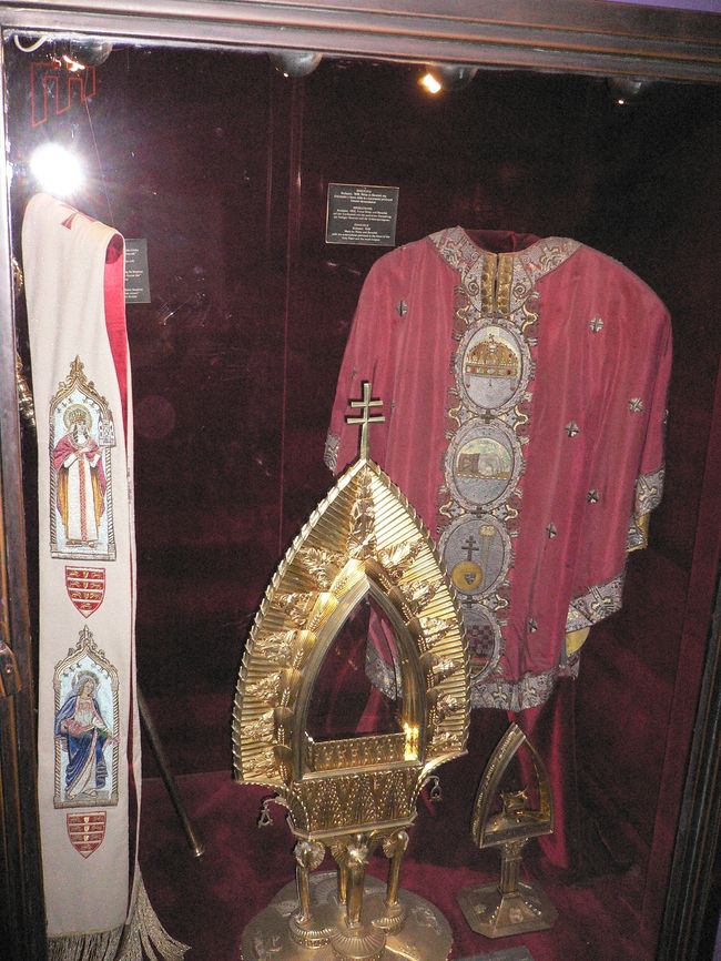 法王の衣装かな？