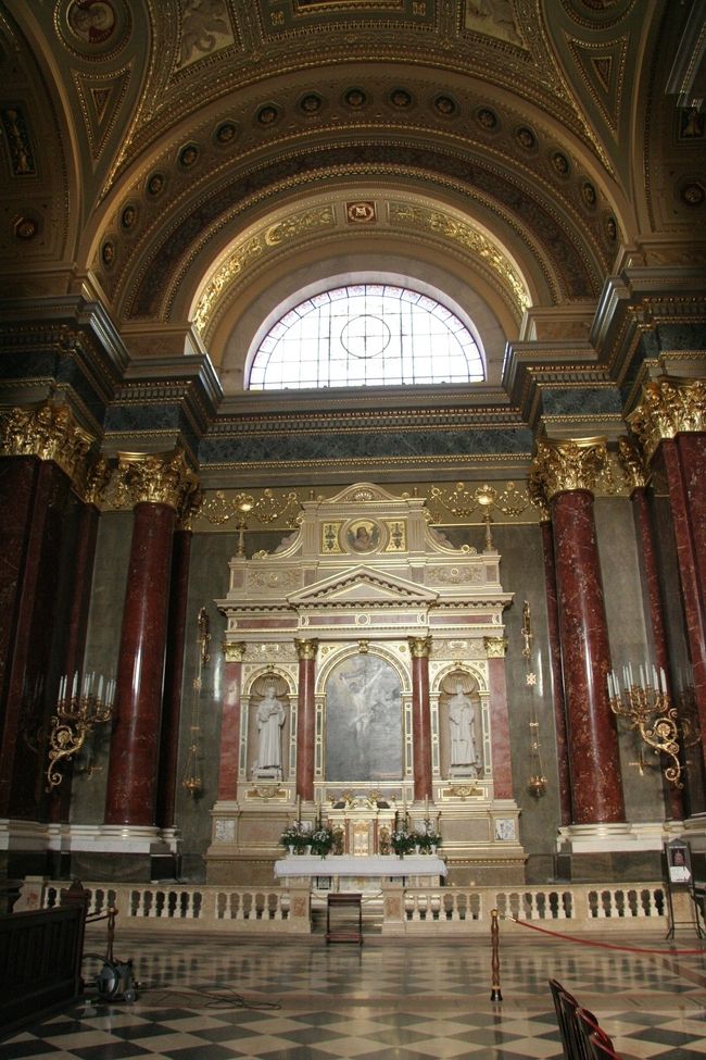 こちらの壁にはキリスト像が飾られている。