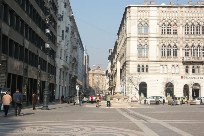 こちらは聖イシュトヴァーン前の広場の側面方向。