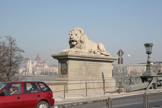 くさり橋を渡ってライオン像を撮影。