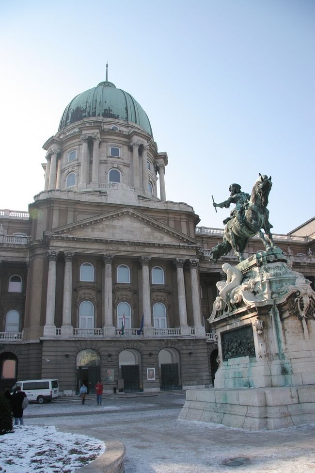 国立美術館正面入り口と銅像(名前は失念)