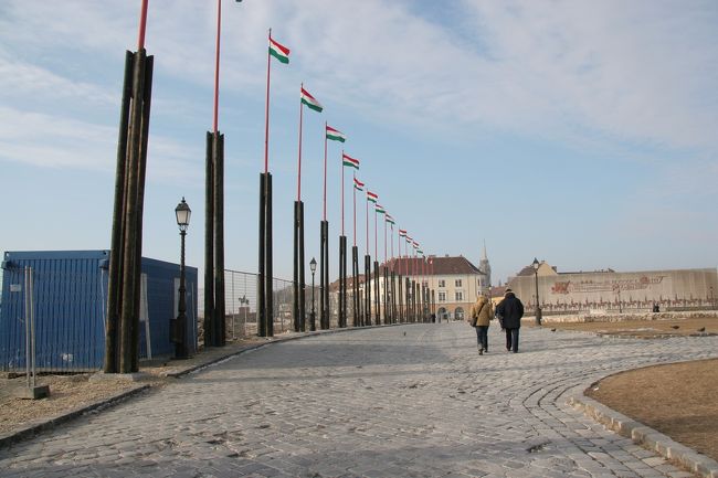 ハンガリー国旗を横目で見ながら漁夫の砦へ。