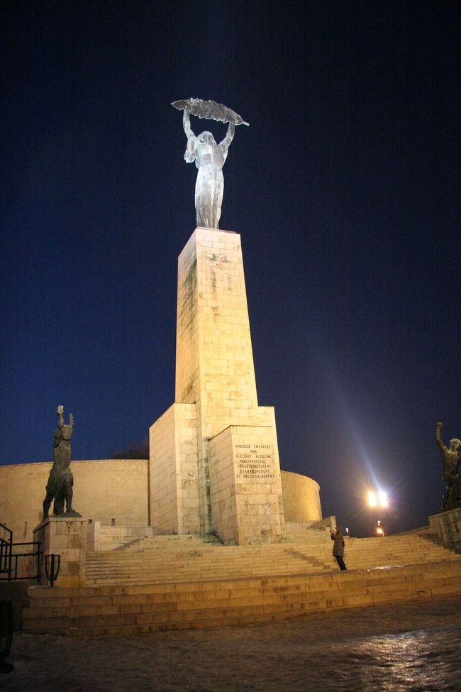 ゲッレールトの丘にある自由の象徴のモニュメントを再度撮影。