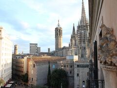 Hotel Colón Barcelona

ホテルの部屋からの眺め。

部屋自体はふつうのヨーロッパの部屋。部屋の電気が明るいのは、スペイン人の目が黒いから？いつもわたしにとっては暗めの部屋が多かったからうれしい。

フロントのおじさんがラテンノリで気さくでした。

２、３泊目にはベッドメイキング後にOriol Balaguerのチョコレートがプレゼントされていました。
