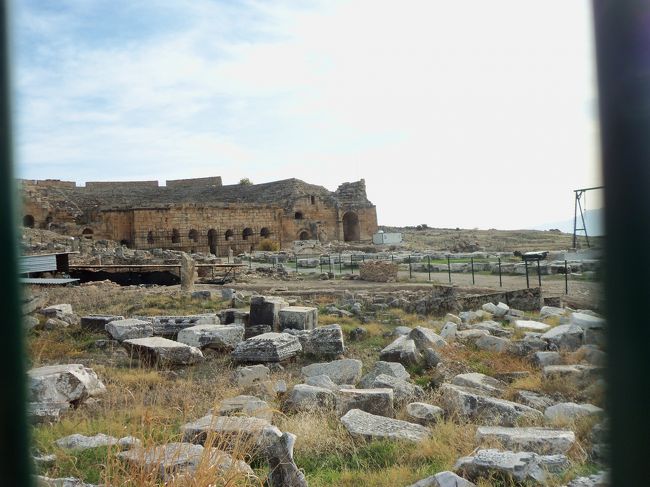 　保存状況が良く、１５０００人収容できるローマ劇場。<br /><br />　近づくと銃を持ったガードマンか警官が大きな声で呼びかけてきましたので、意味が分からず引き返しました。<br /><br /><br /><br /><br /><br />