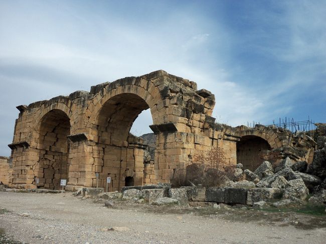 　大きな連続アーチを持つ石積みの典型的なローマ建築の教会としても使われていた大浴場。<br /><br /><br /><br />