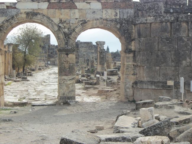 　３つの連続アーチと円筒形石積みのドミティアン門。<br /><br /><br />