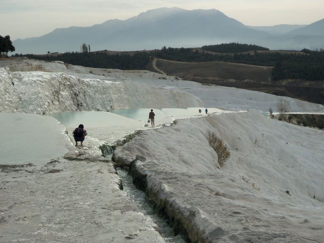 　帰りも素足になり石灰棚を降りて出入り口へ。<br /><br /><br />