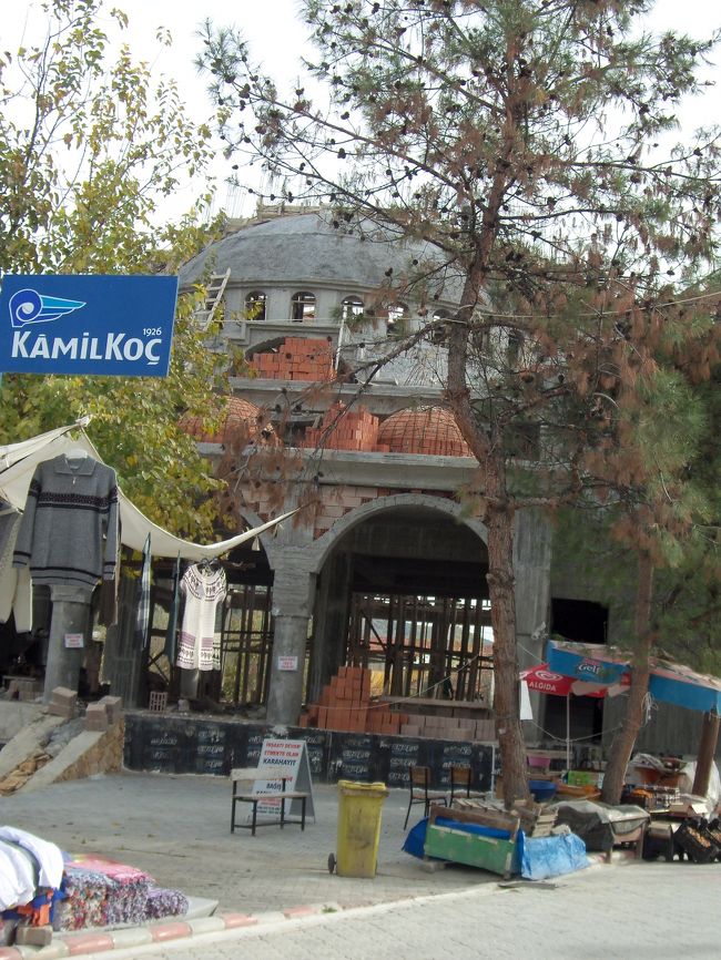 　通りの中心で寺院の建設中。<br /><br /><br />