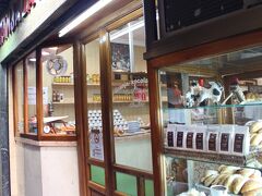 朝食を取りにチュロスの有名店に向かいました。

Granja la Pallaresa
チュロスの老舗なのだそうです。お店の周りは人気がないのに店内は活気にあふれていました。