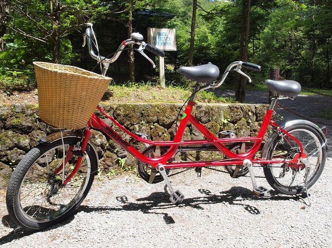 爽やかな風を感じて 真っ赤なタンデム自転車に乗って軽井沢