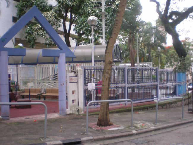 【完紗街兒童遊樂場】<br /><br />光明臺という高層フラットに付属した児童公園、完紗街兒童遊樂場。坂道に沿って、段々に遊び場があります。長い階段が付属していて、登っていくと一段上の大坑道に出られるようです。